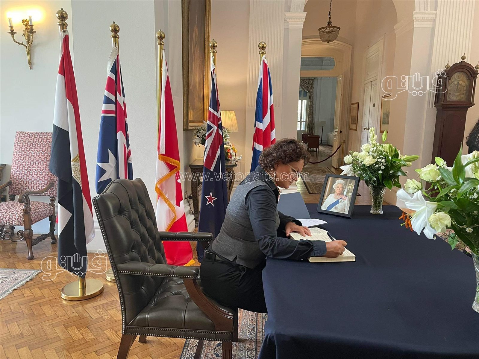 التوقيع في دفتر عزاء الملكة إليزابيث (4)