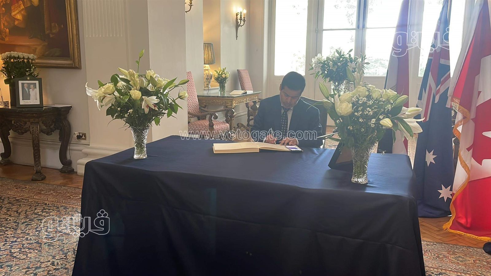 التوقيع في دفتر عزاء الملكة إليزابيث (9)