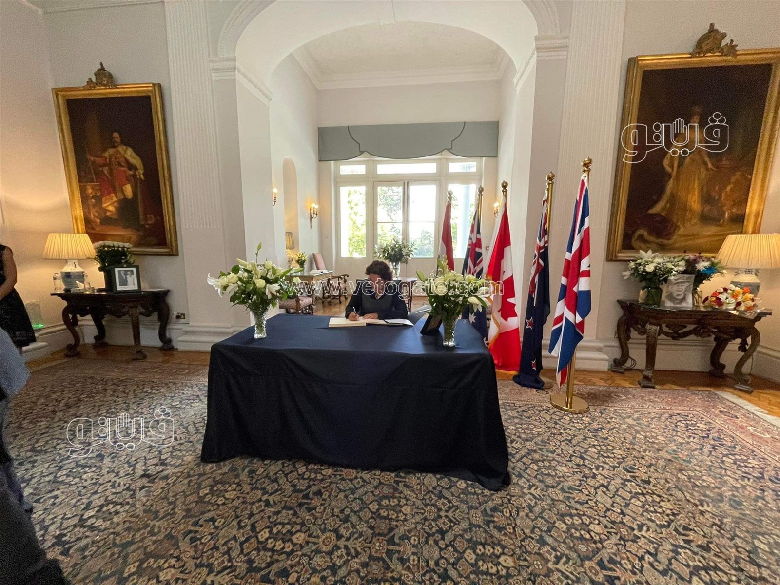التوقيع في دفتر عزاء الملكة إليزابيث (10)