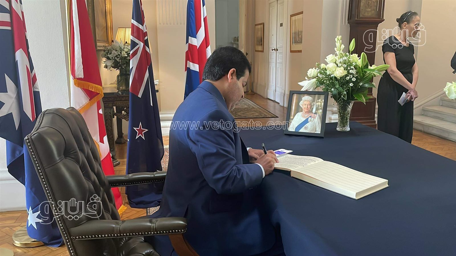 التوقيع في دفتر عزاء الملكة إليزابيث (13)