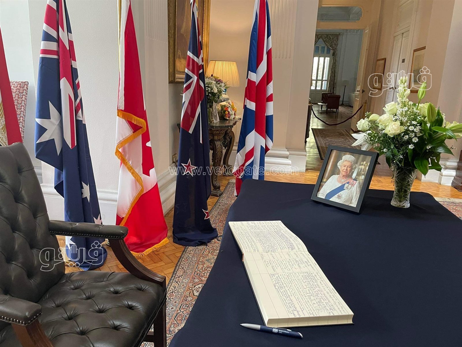 التوقيع في دفتر عزاء الملكة إليزابيث (14)