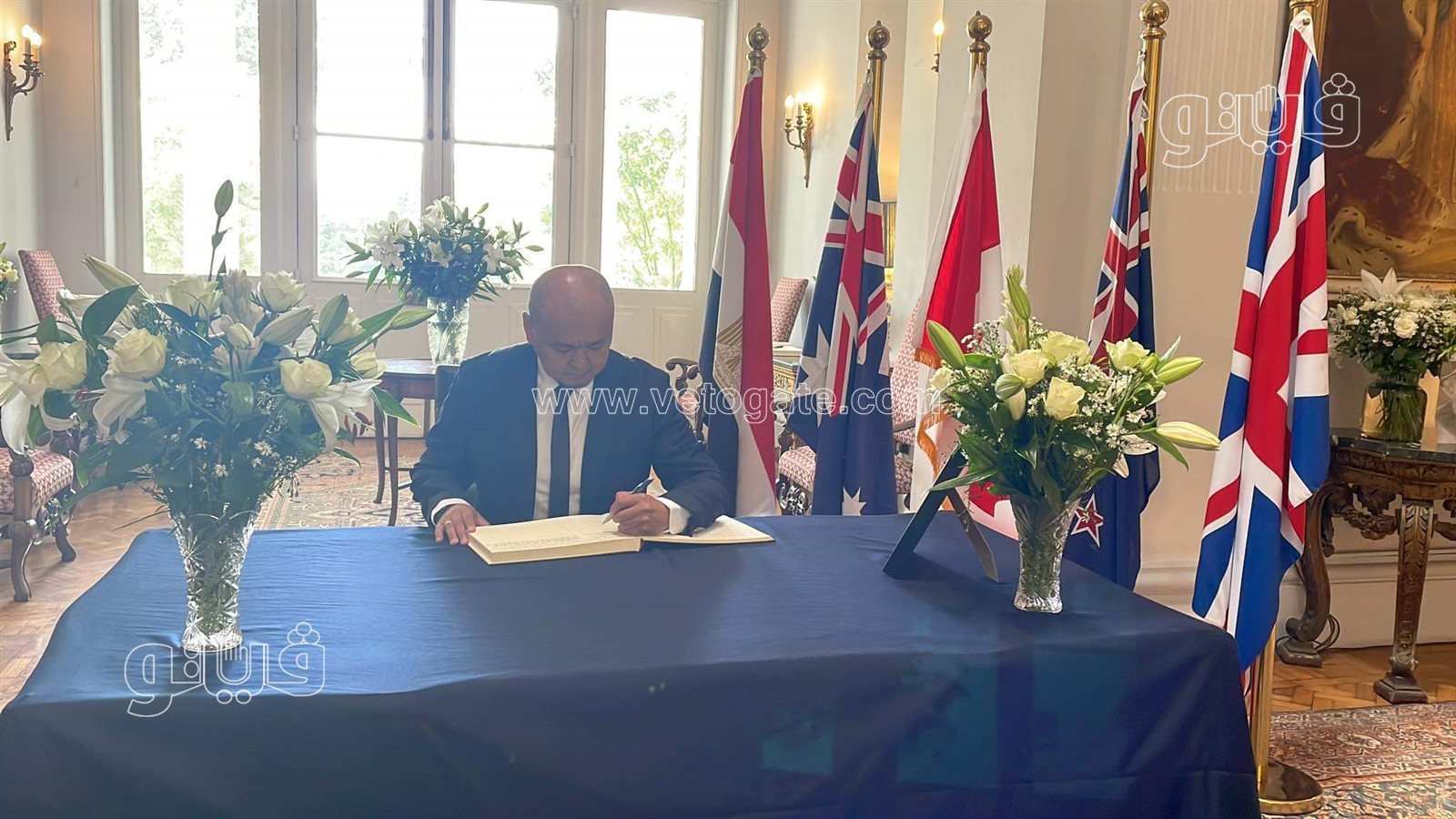 التوقيع في دفتر عزاء الملكة إليزابيث (1)