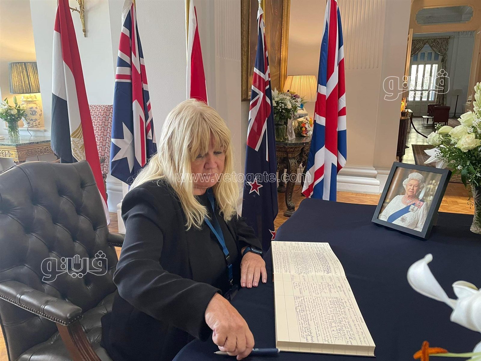 التوقيع في دفتر عزاء الملكة إليزابيث (11)