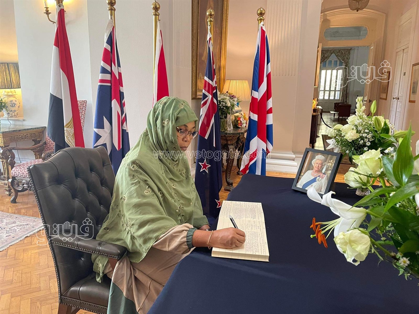 التوقيع في دفتر عزاء الملكة إليزابيث (12)
