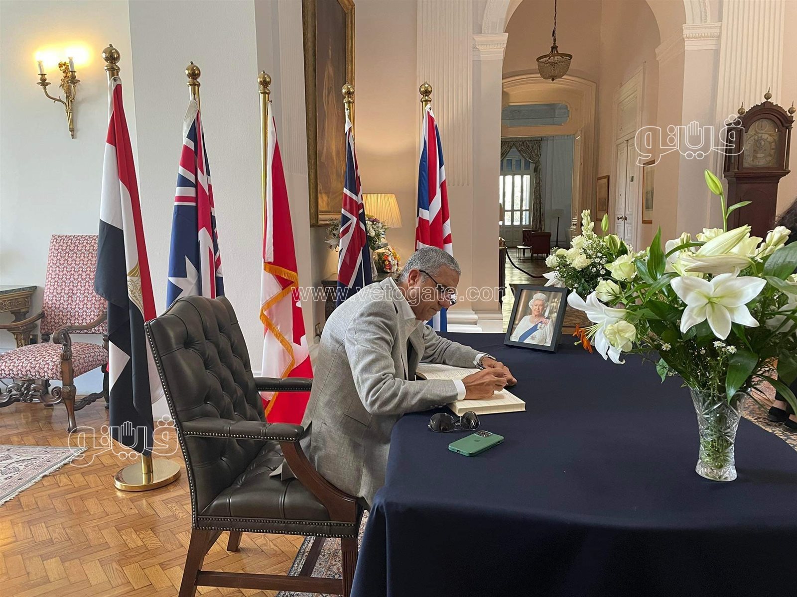 التوقيع في دفتر عزاء الملكة إليزابيث (15)