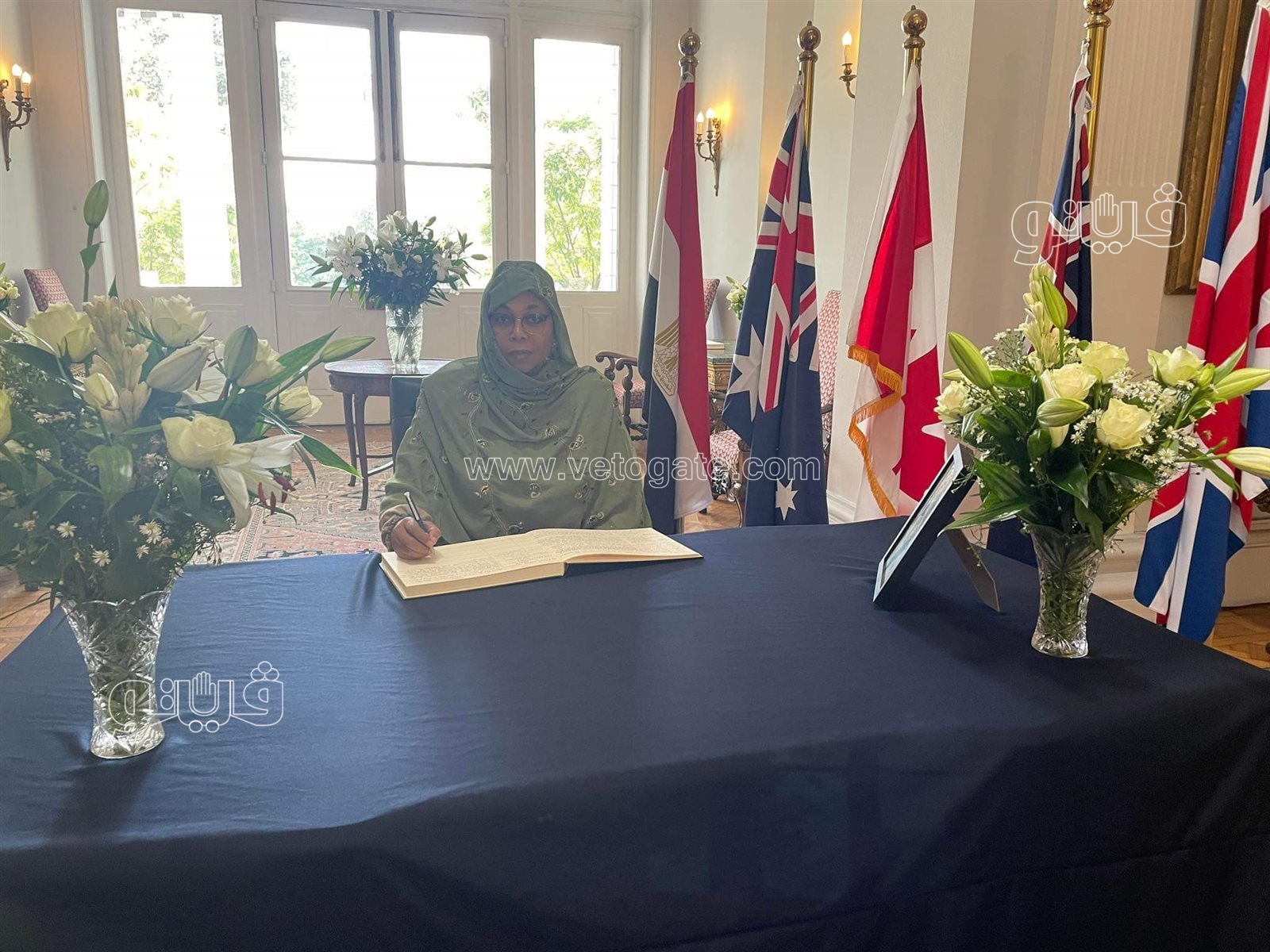 التوقيع في دفتر عزاء الملكة إليزابيث (16)