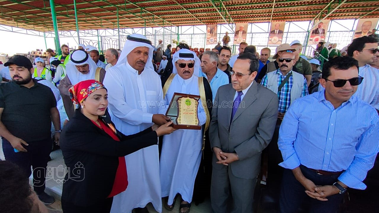 وزير الرياضة يسلم جوائز مسابقة الهجن بالعريش (2)