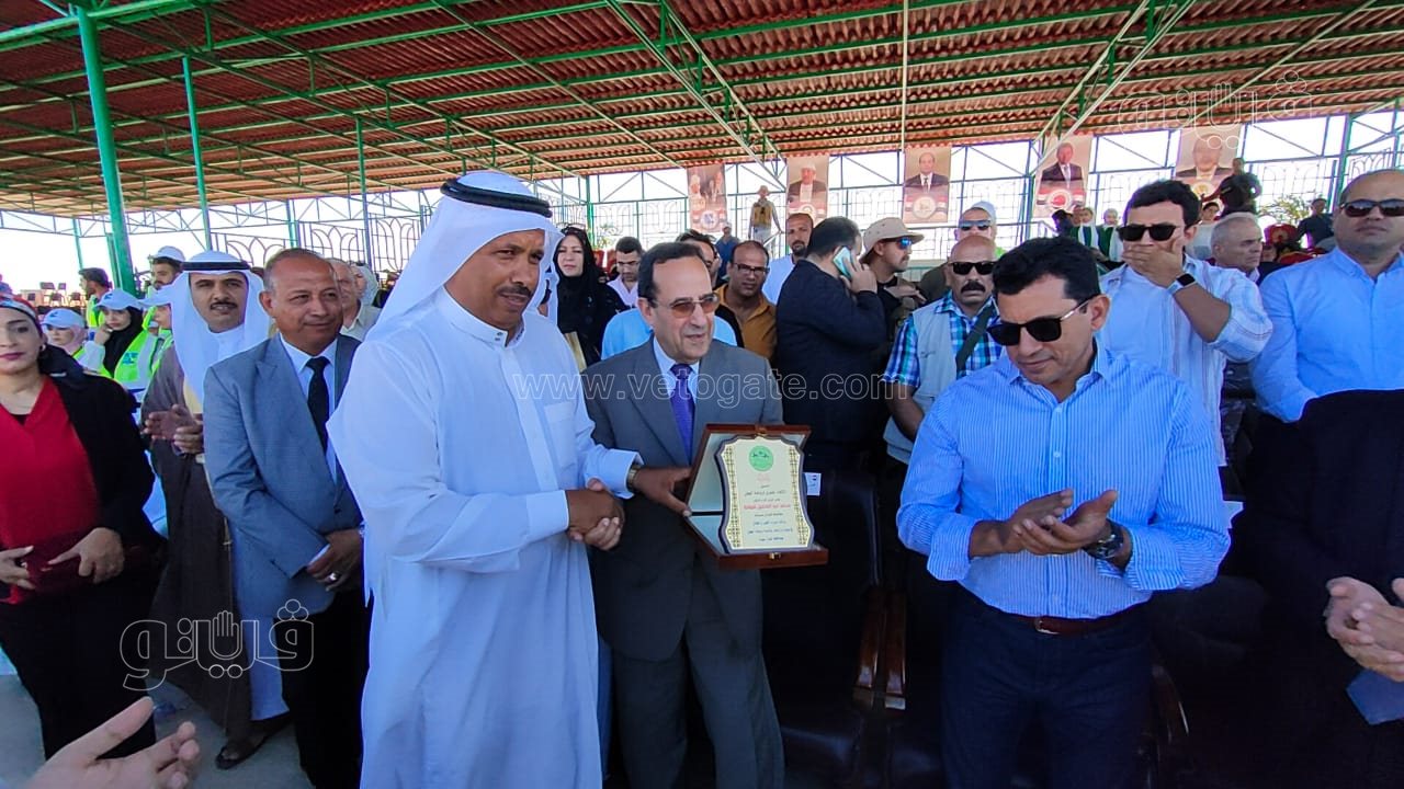 وزير الرياضة يسلم جوائز مسابقة الهجن بالعريش (3)