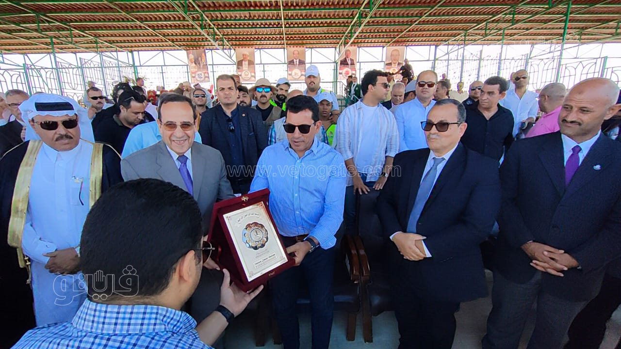 وزير الرياضة يسلم جوائز مسابقة الهجن بالعريش (5)