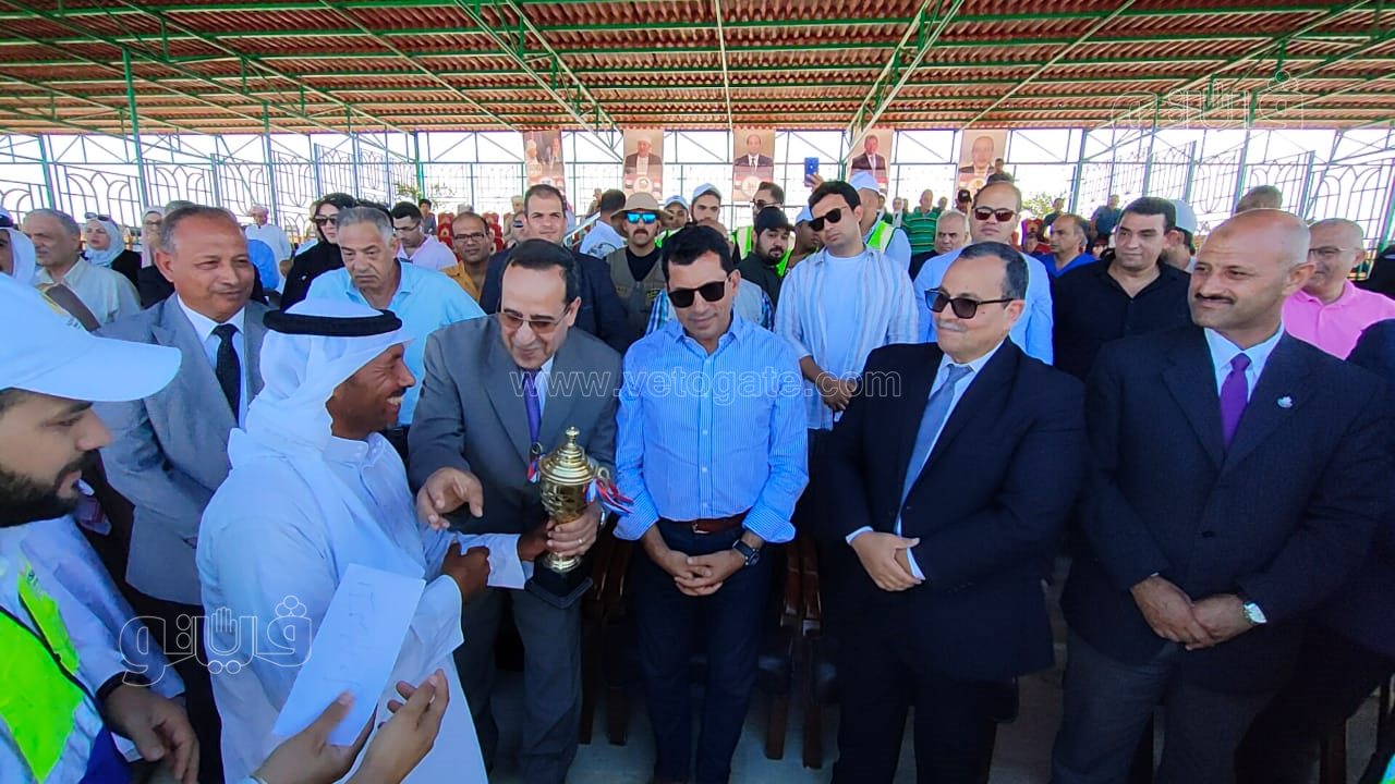 وزير الرياضة يسلم جوائز مسابقة الهجن بالعريش (8)