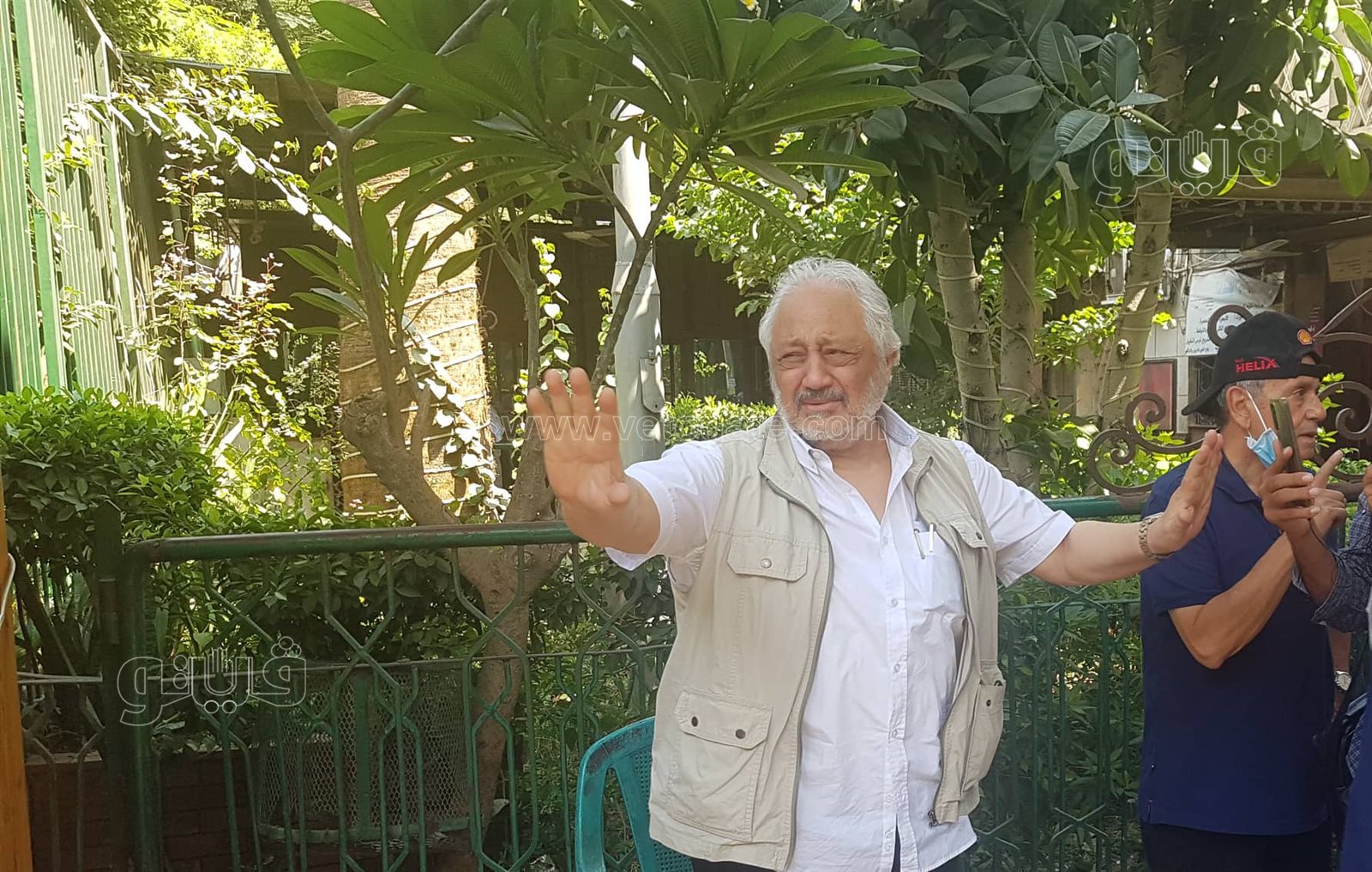 لم يتمالك دموعه.. خالد زكي يودع جثمان زوجته في مسجد مصطفى محمود (1)