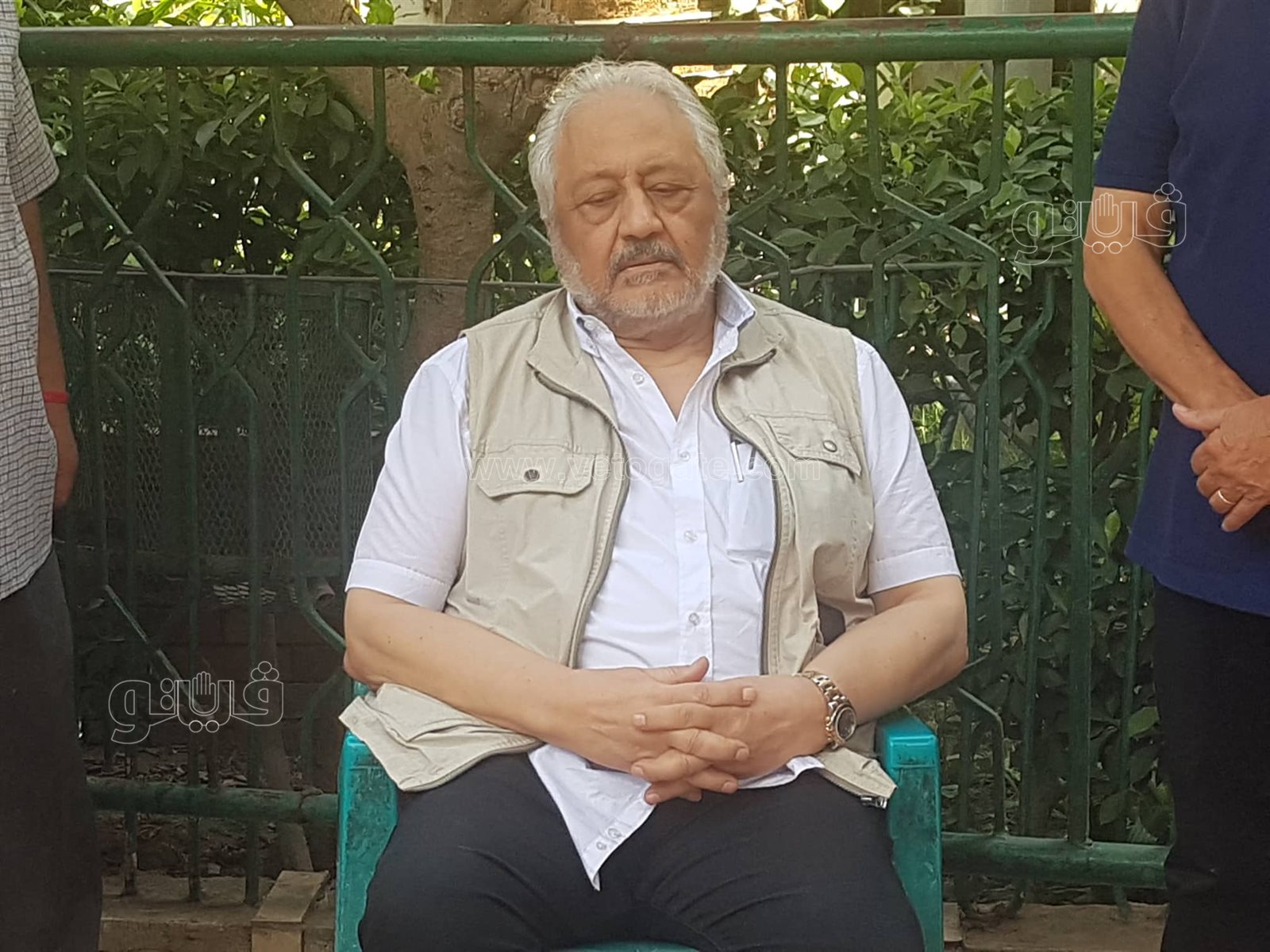 لم يتمالك دموعه.. خالد زكي يودع جثمان زوجته في مسجد مصطفى محمود (2)