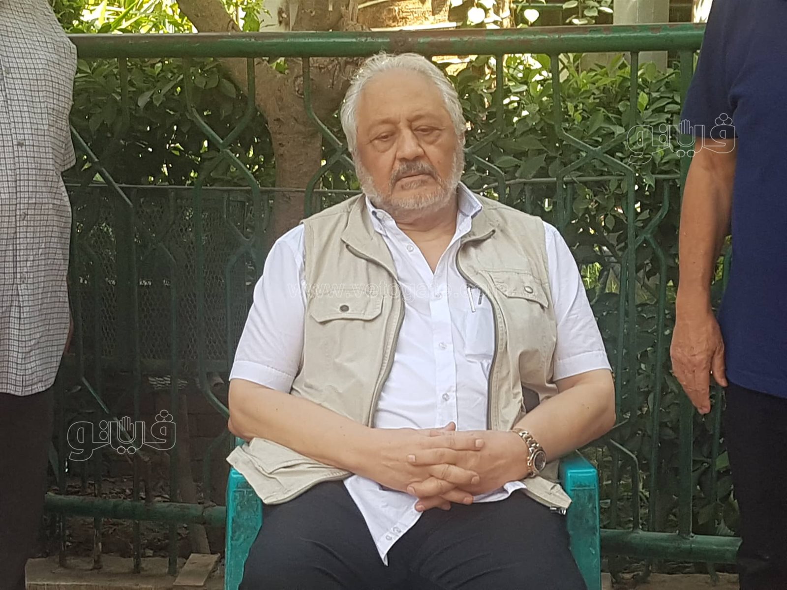 لم يتمالك دموعه.. خالد زكي يودع جثمان زوجته في مسجد مصطفى محمود (3)