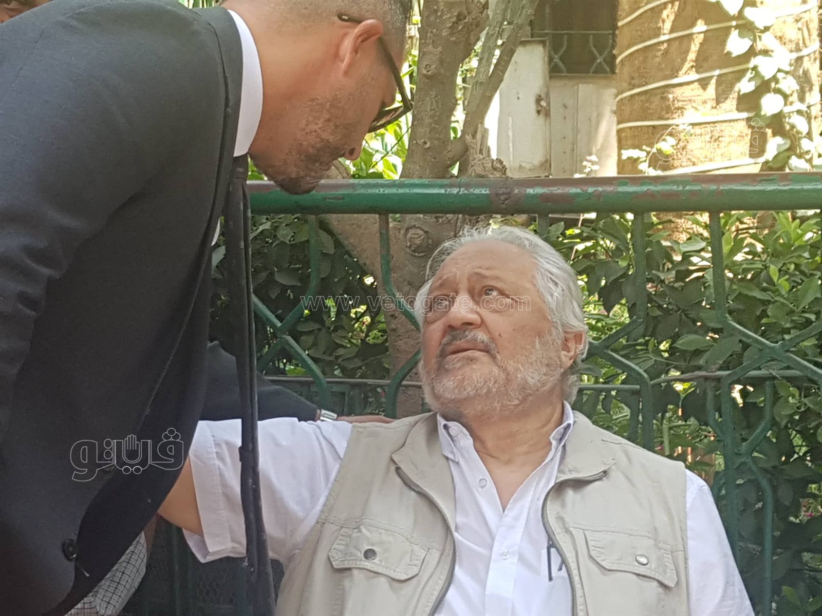 لم يتمالك دموعه.. خالد زكي يودع جثمان زوجته في مسجد مصطفى محمود (6)