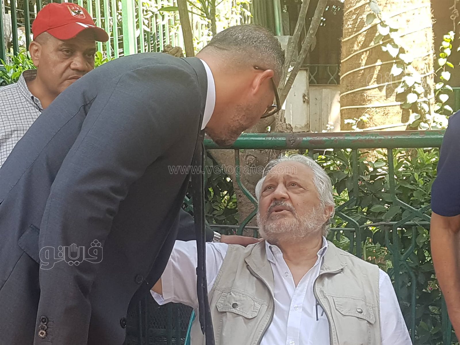 لم يتمالك دموعه.. خالد زكي يودع جثمان زوجته في مسجد مصطفى محمود (5)