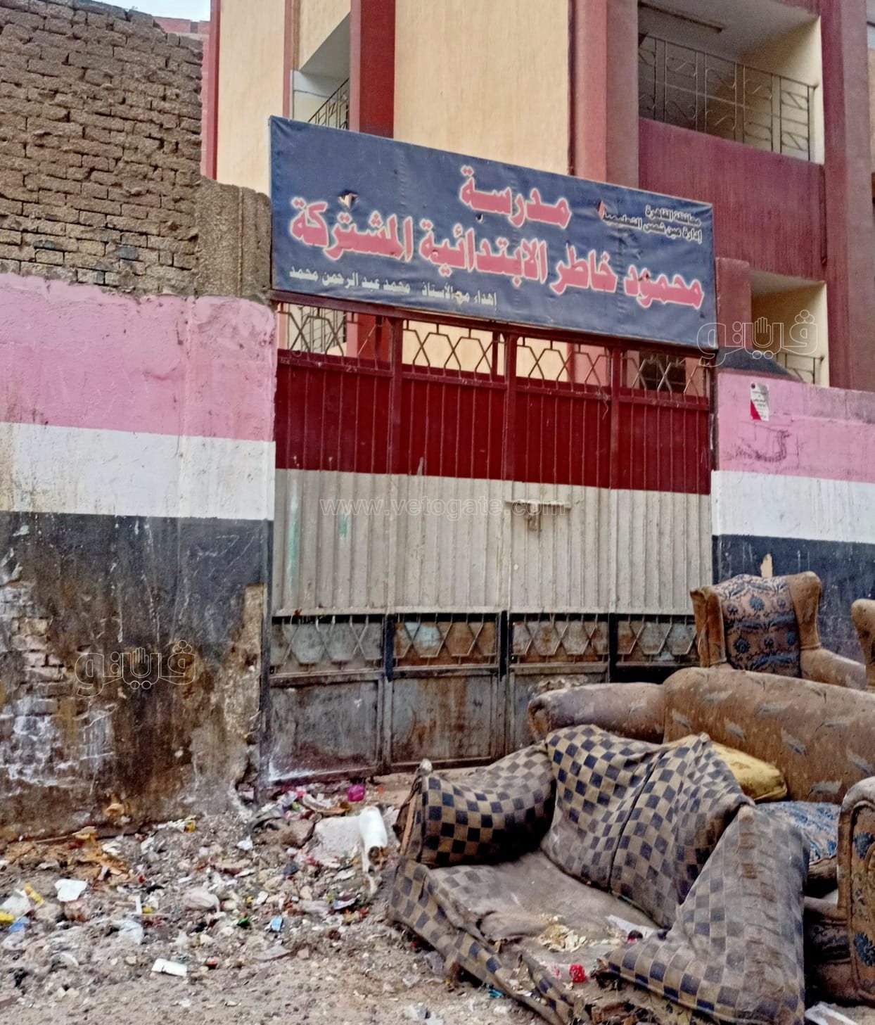 في أول أيام العام الدراسي.. أكوام الزبالة أمام بوابة مدرسة بعين شمس (1)