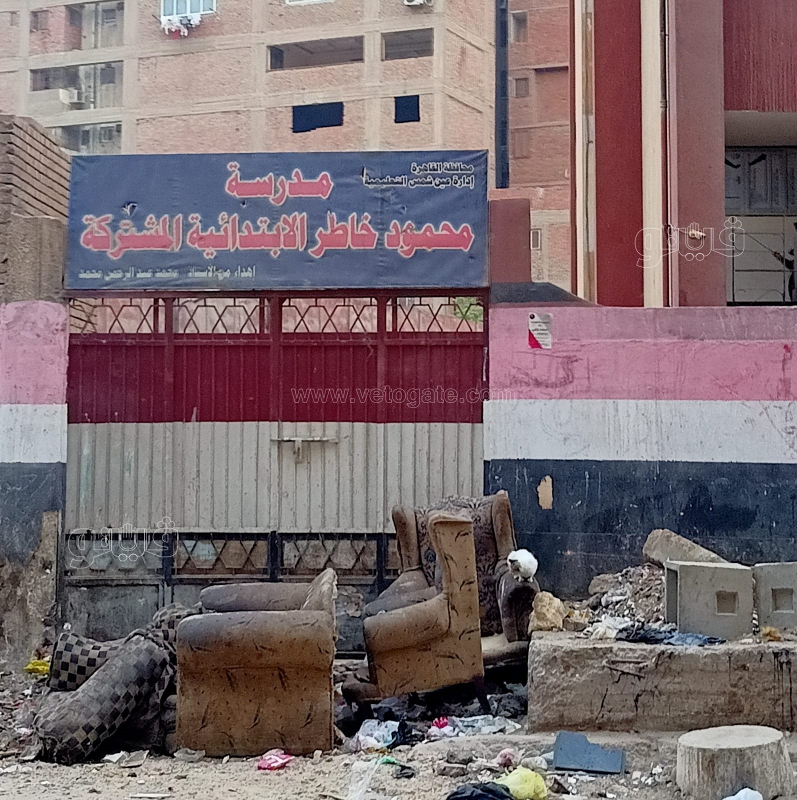 في أول أيام العام الدراسي.. أكوام الزبالة أمام بوابة مدرسة بعين شمس (2)