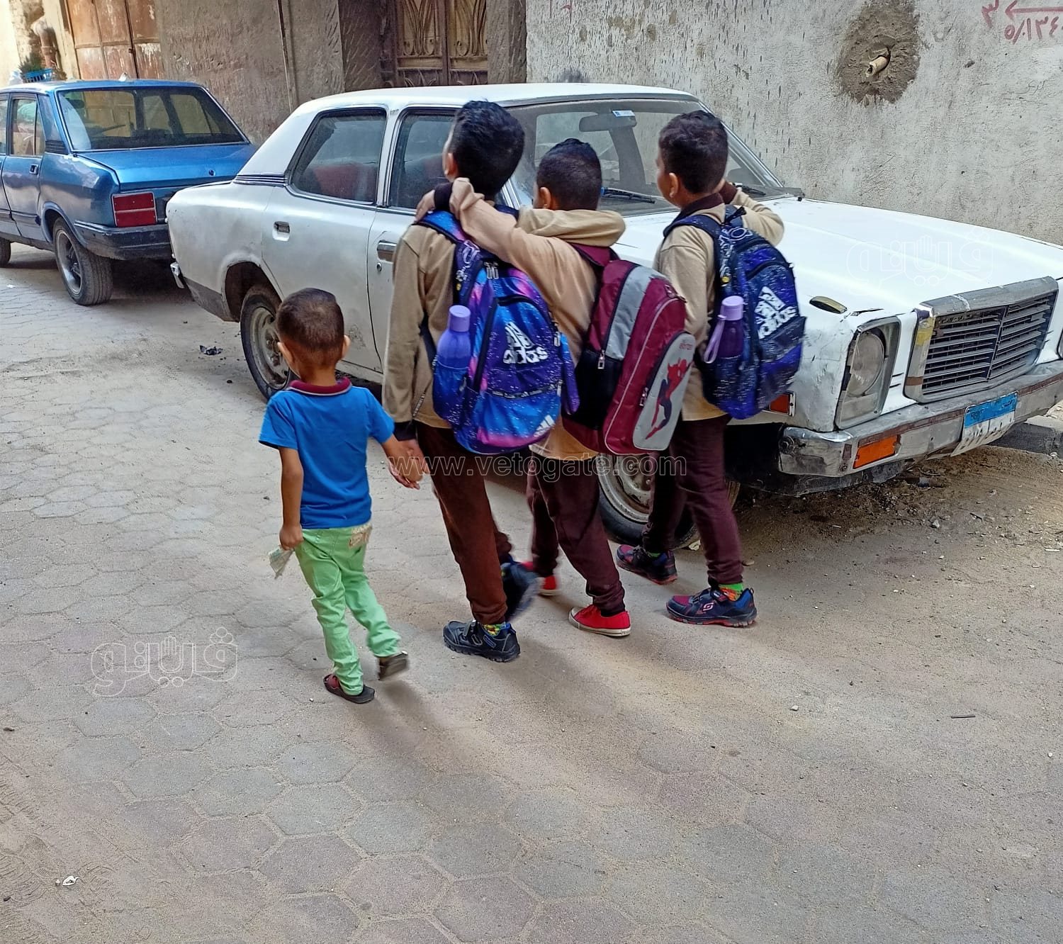 في أول أيام العام الدراسي.. أكوام الزبالة أمام بوابة مدرسة بعين شمس (3)