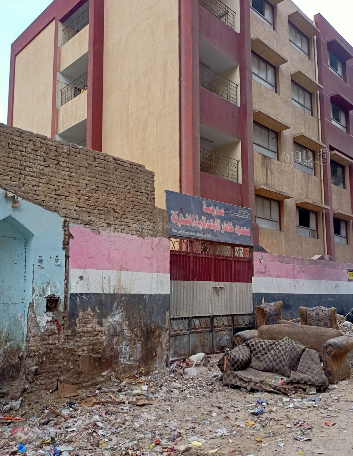 في أول أيام العام الدراسي.. أكوام الزبالة أمام بوابة مدرسة بعين شمس (4)