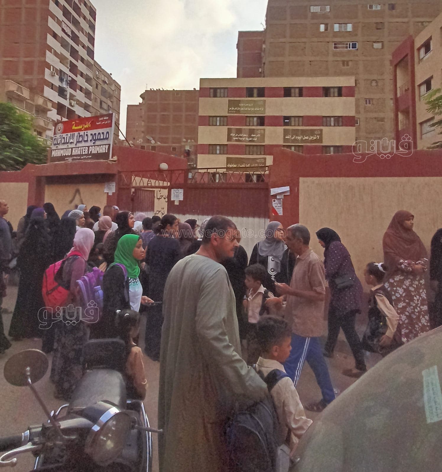 في أول أيام العام الدراسي.. أكوام الزبالة أمام بوابة مدرسة بعين شمس (5)