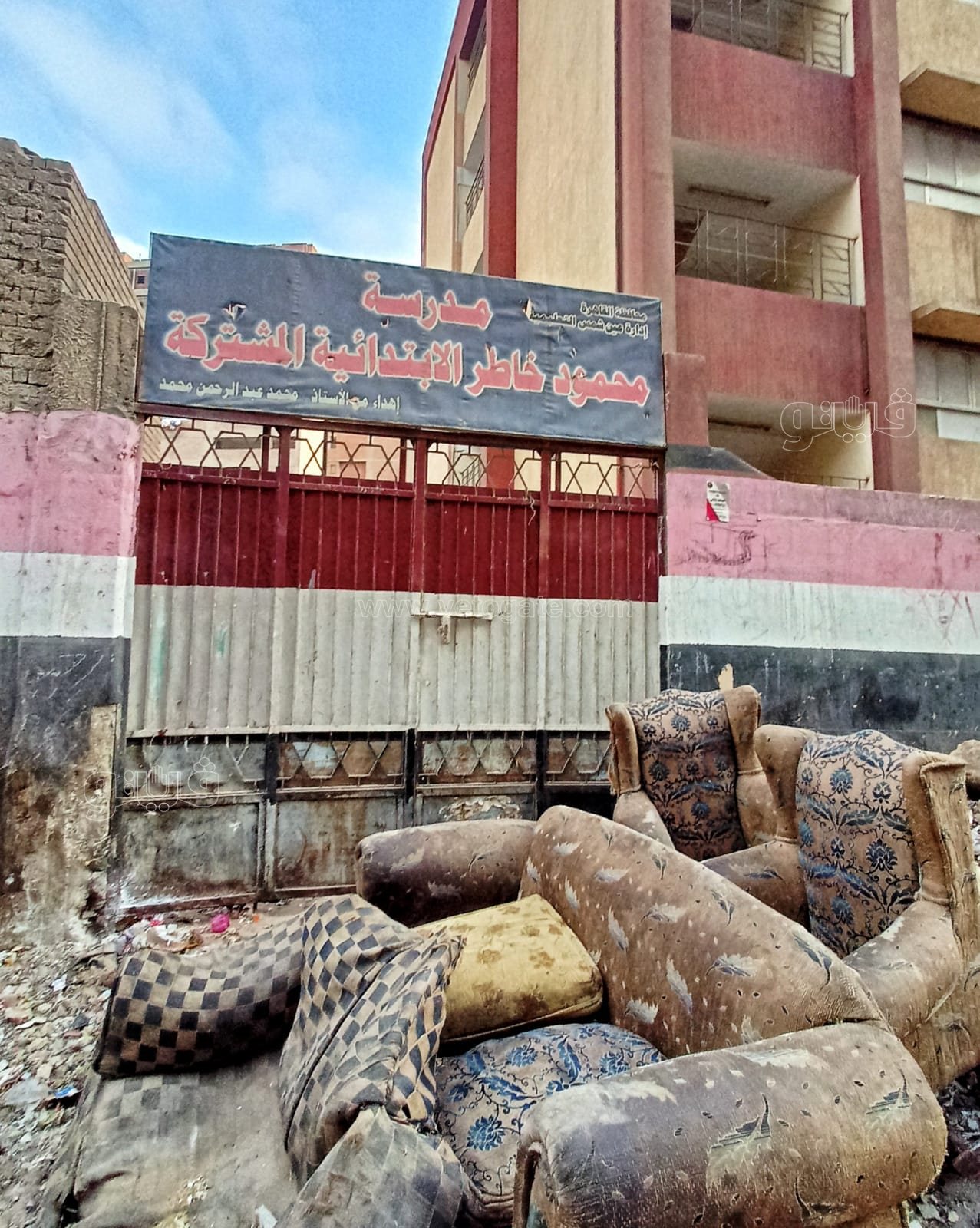 في أول أيام العام الدراسي.. أكوام الزبالة أمام بوابة مدرسة بعين شمس (8)