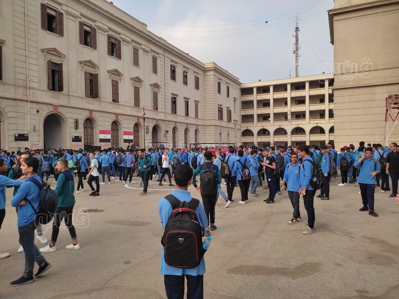 طوابير الطلاب أمام مدرسة السعيدية بأول أيام العام الدراسي الجديد (7)