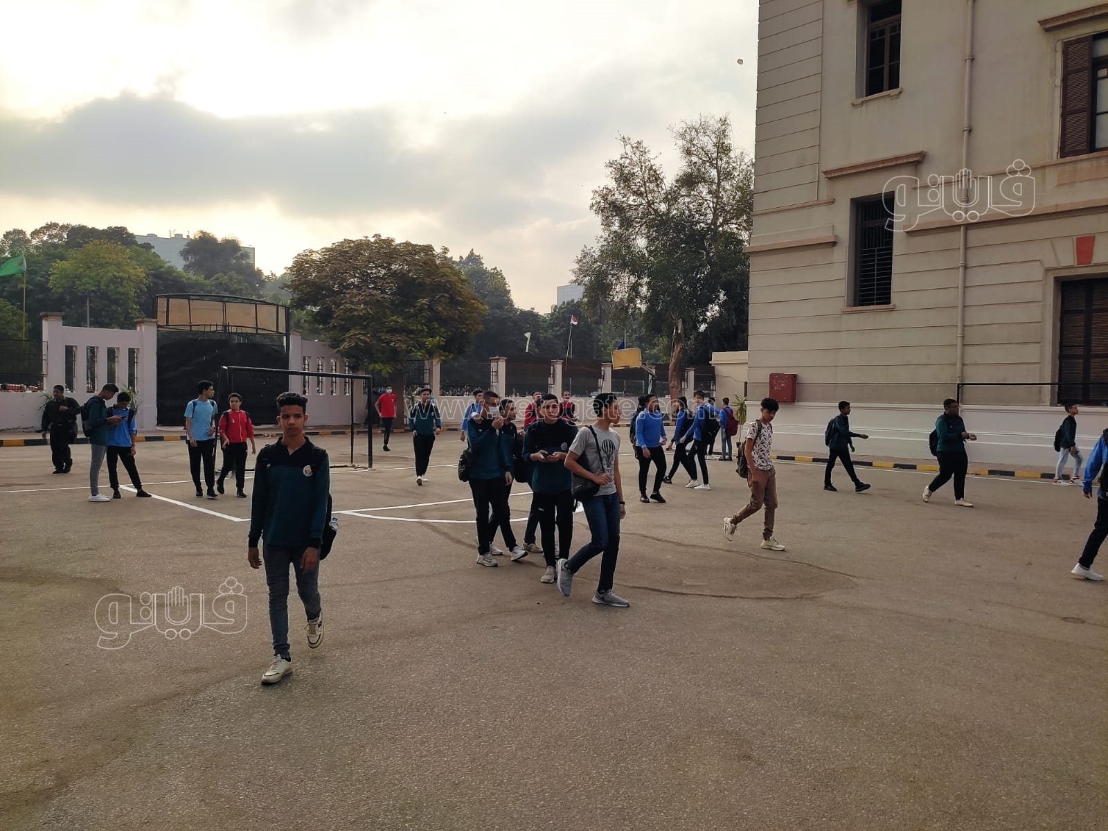 طوابير الطلاب أمام مدرسة السعيدية بأول أيام العام الدراسي الجديد (8)