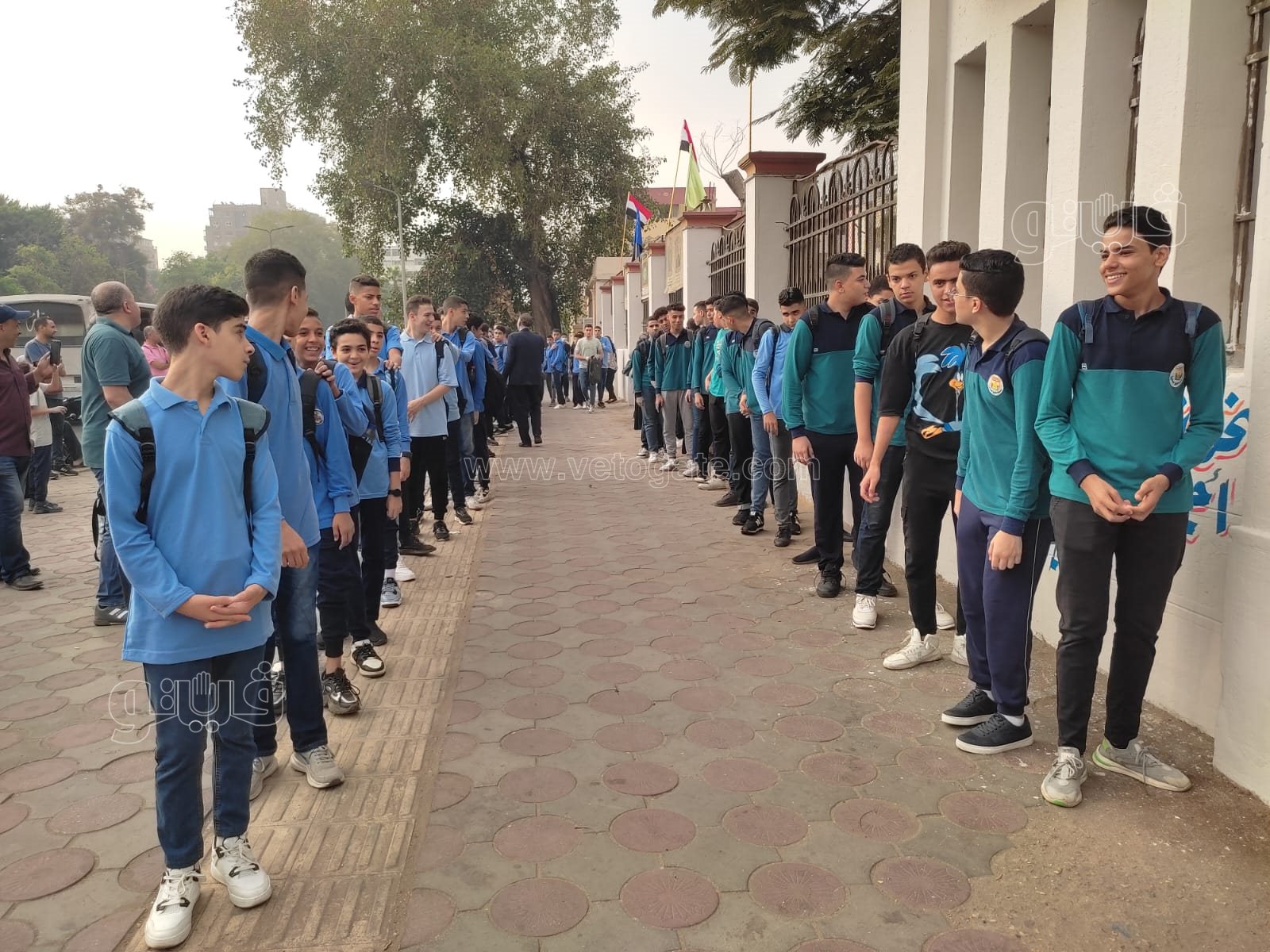 طوابير الطلاب أمام مدرسة السعيدية بأول أيام العام الدراسي الجديد (6)