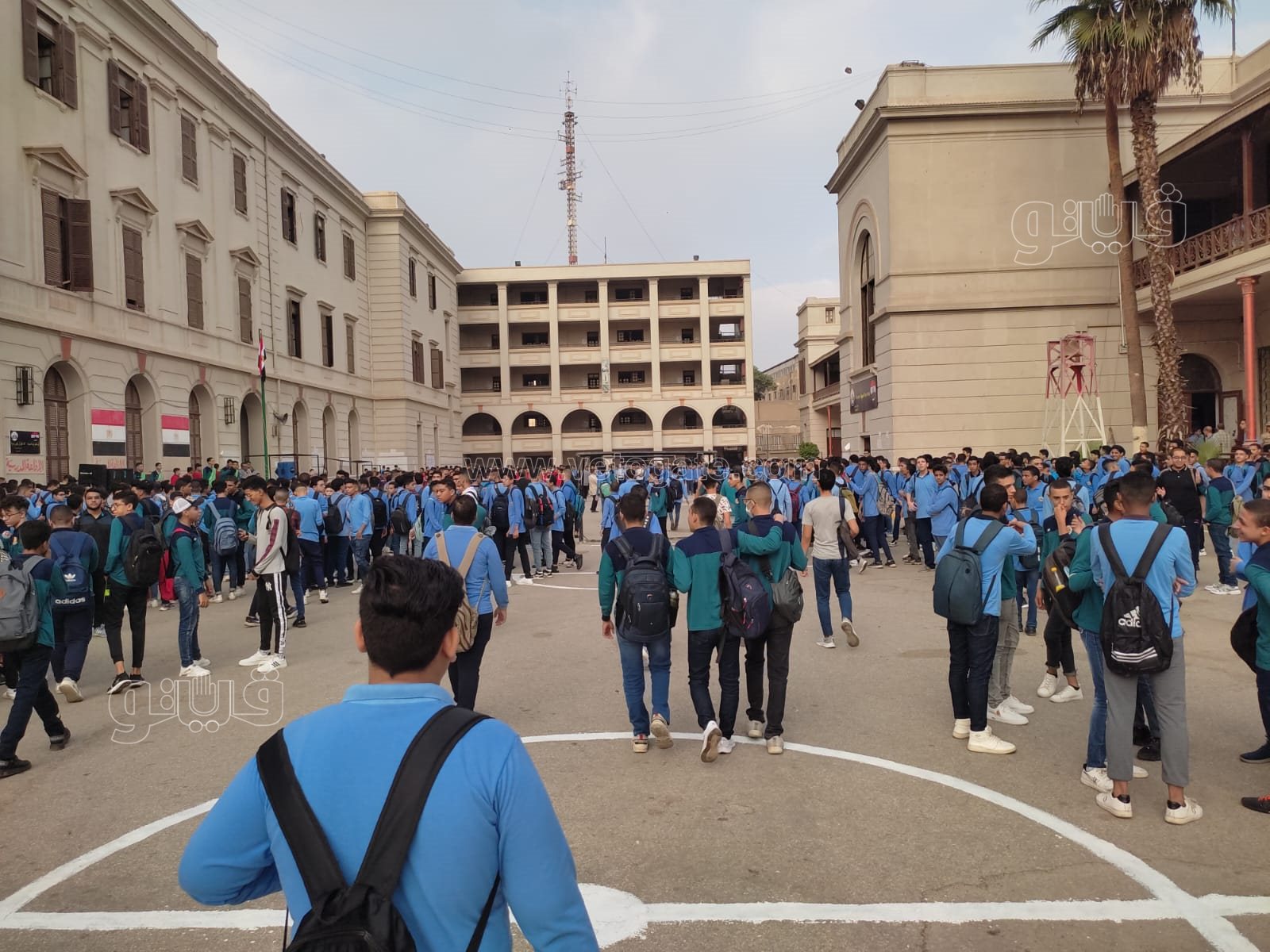 طوابير الطلاب أمام مدرسة السعيدية بأول أيام العام الدراسي الجديد (3)