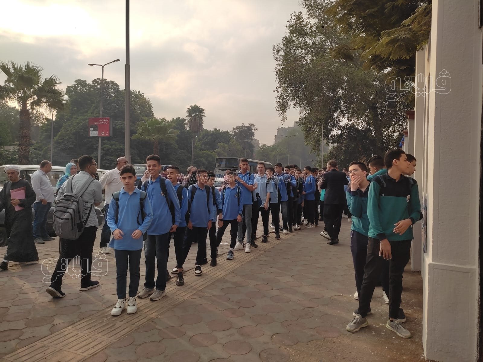 طوابير الطلاب أمام مدرسة السعيدية بأول أيام العام الدراسي الجديد (2)