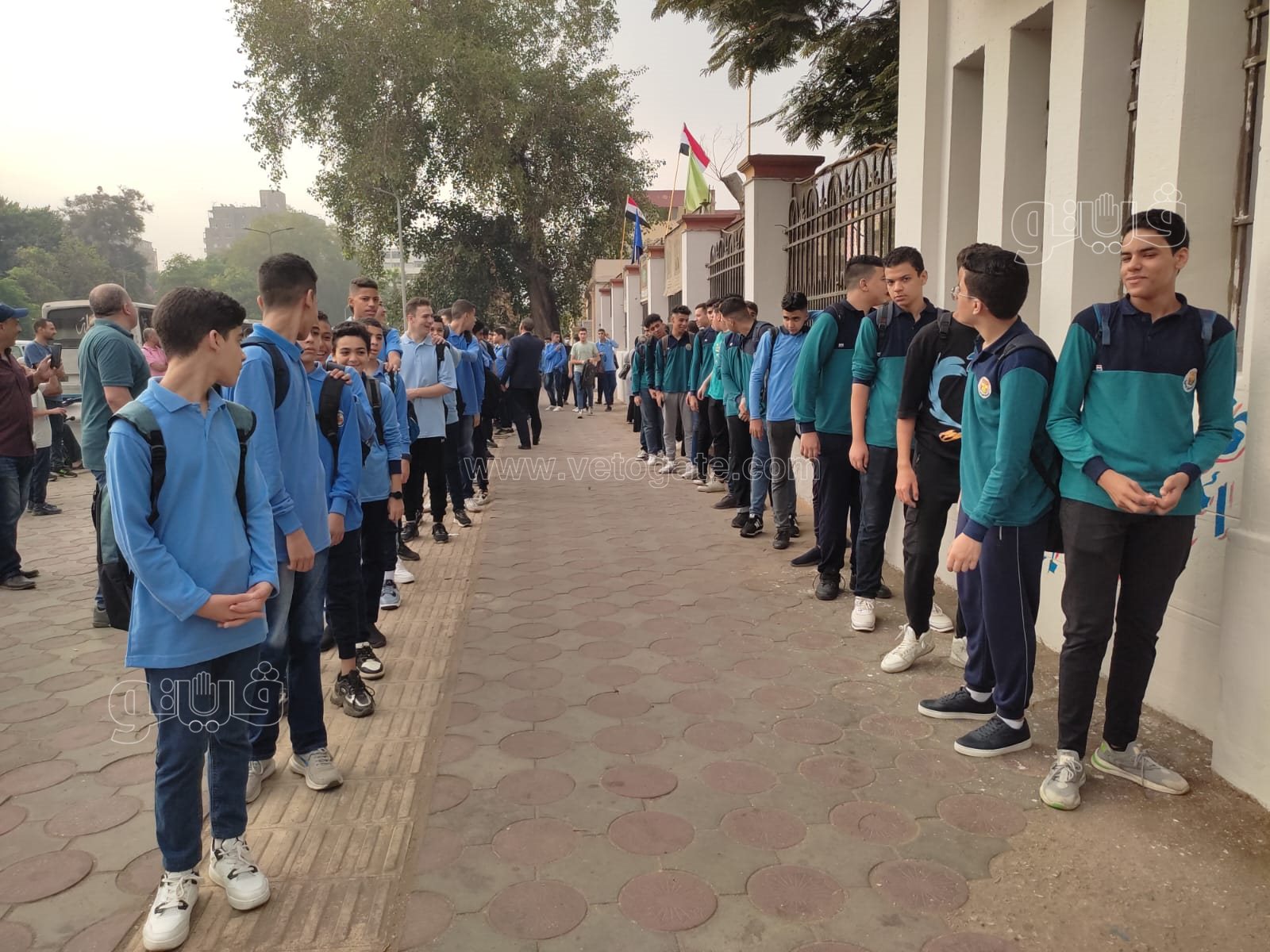 طوابير الطلاب أمام مدرسة السعيدية بأول أيام العام الدراسي الجديد (4)