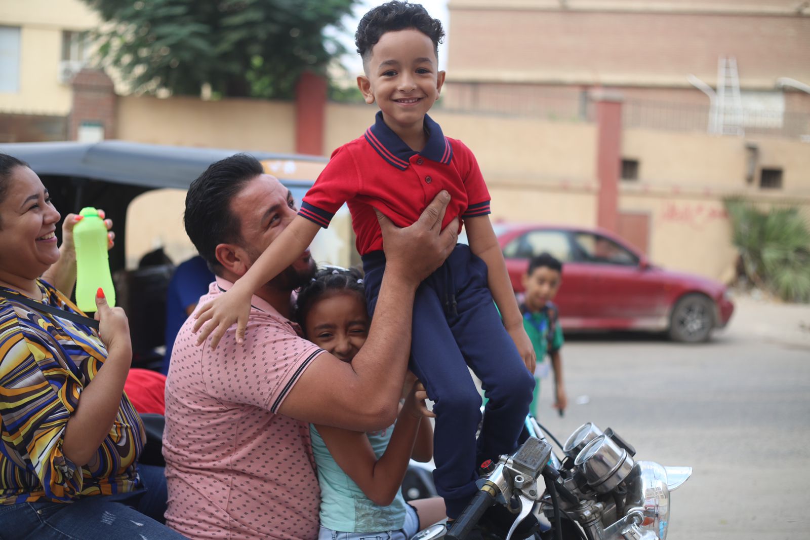 برفقة ذويهم.. توافد الطلاب على مدارس القاهرة (8)