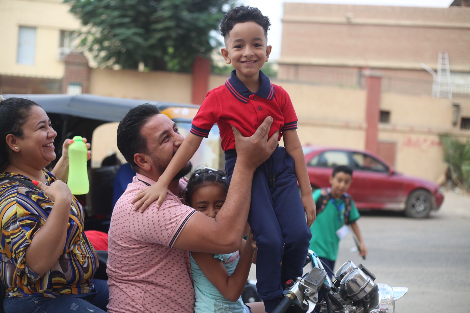 برفقة ذويهم.. توافد الطلاب على مدارس القاهرة (12)