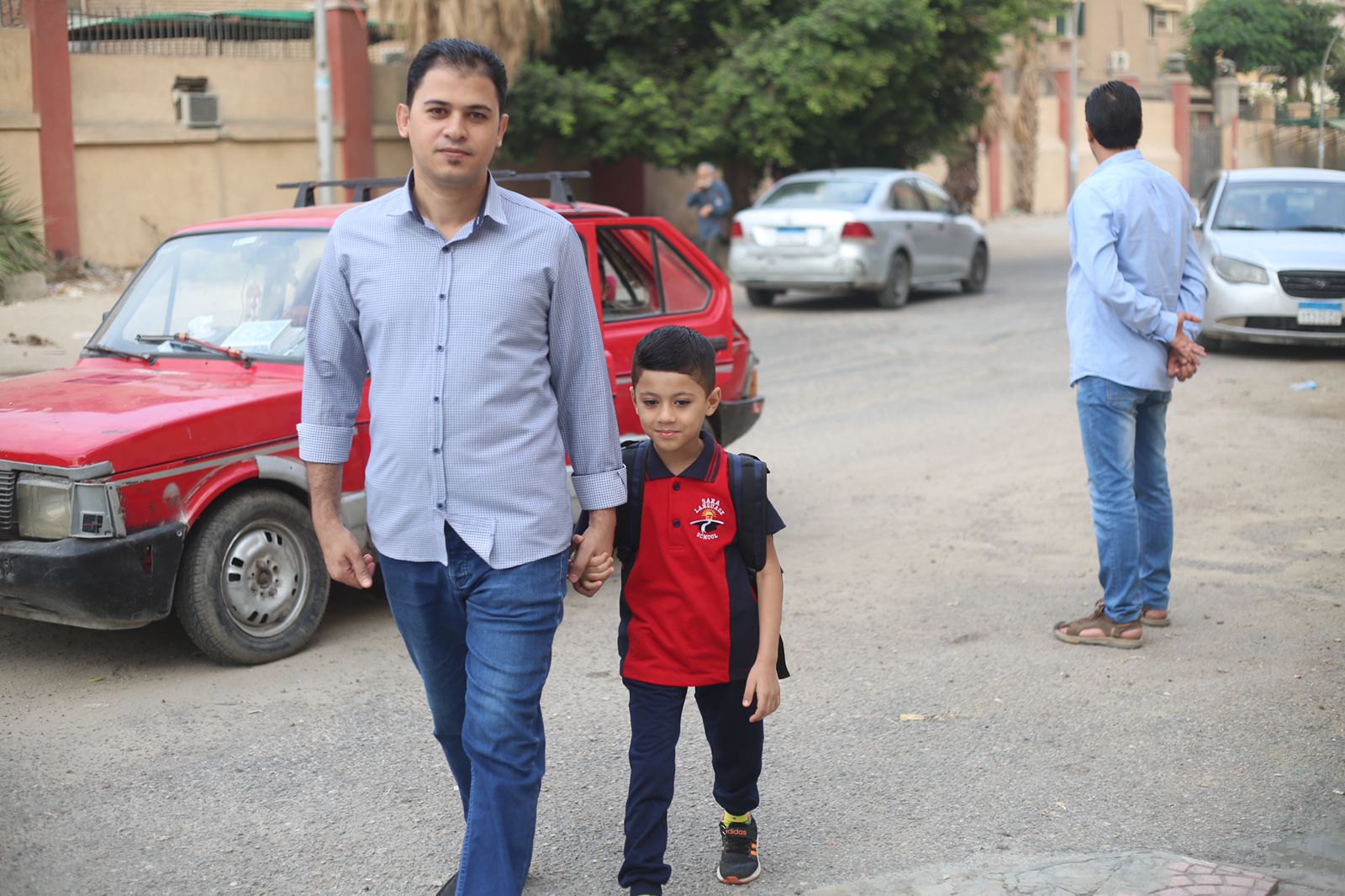 برفقة ذويهم.. توافد الطلاب على مدارس القاهرة (1)