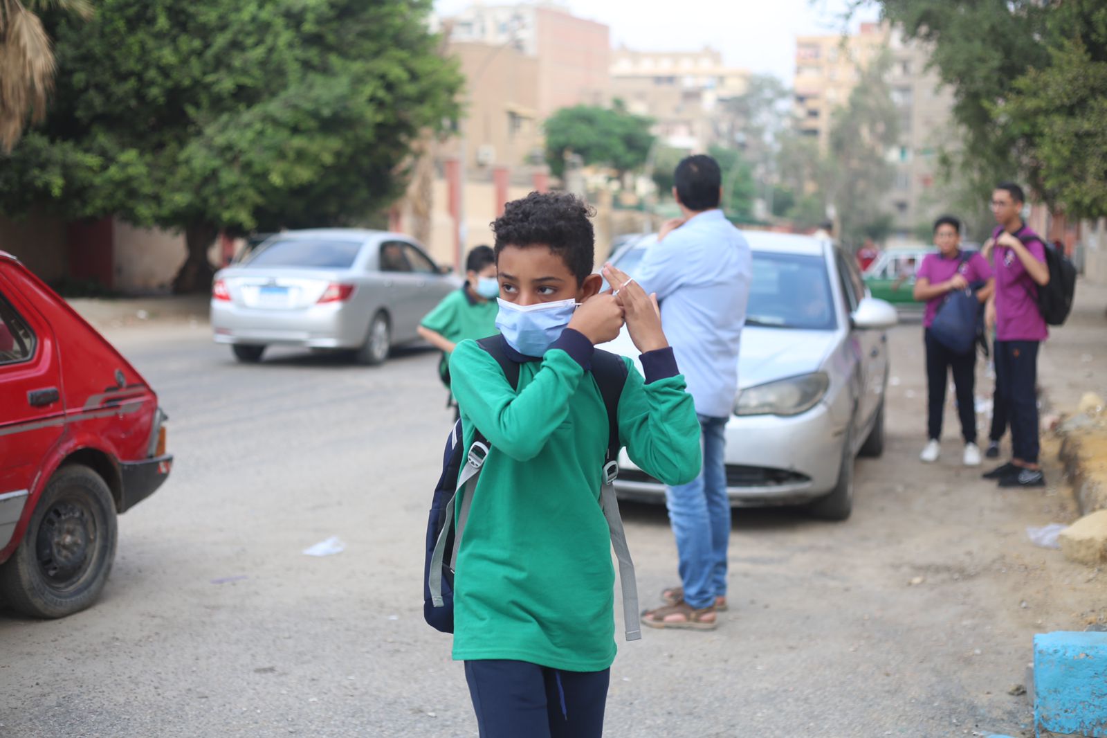 برفقة ذويهم.. توافد الطلاب على مدارس القاهرة (4)