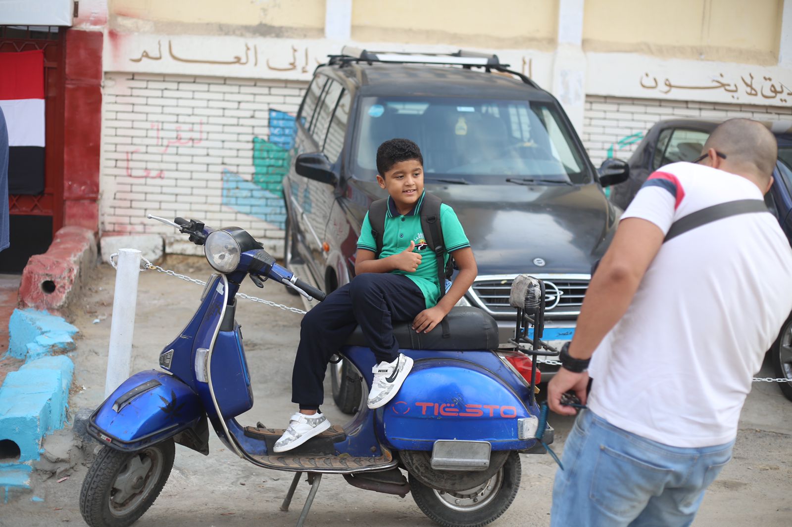 برفقة ذويهم.. توافد الطلاب على مدارس القاهرة (6)