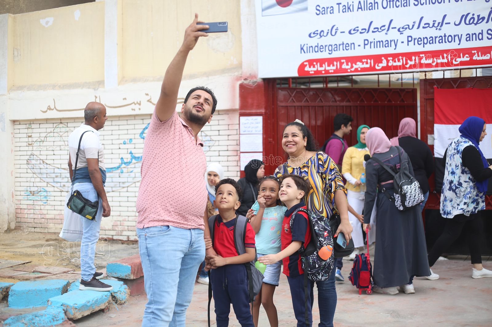 برفقة ذويهم.. توافد الطلاب على مدارس القاهرة (7)