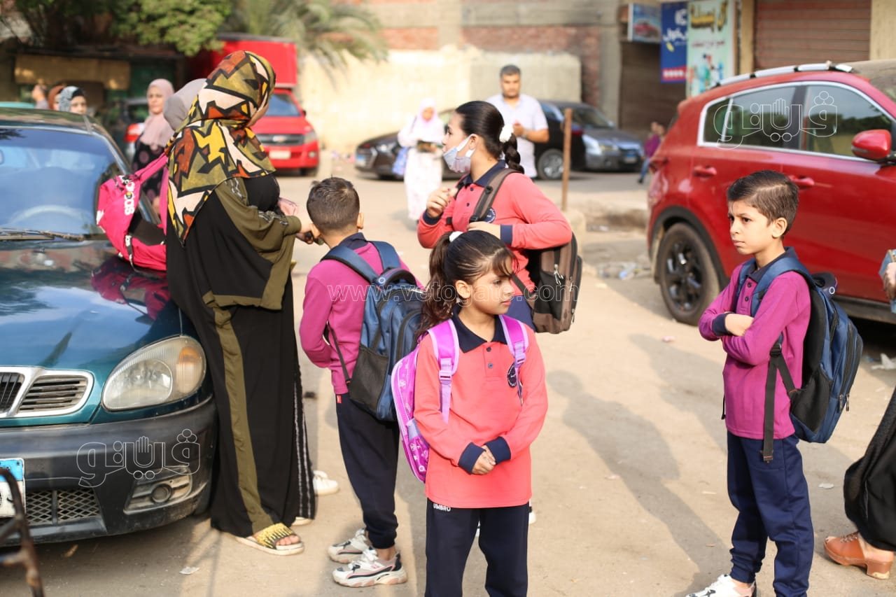 الكمامة وقياس الحرارة.. إجراءات احترازية مشددة قبل دخول الطلاب للمدارس (5)