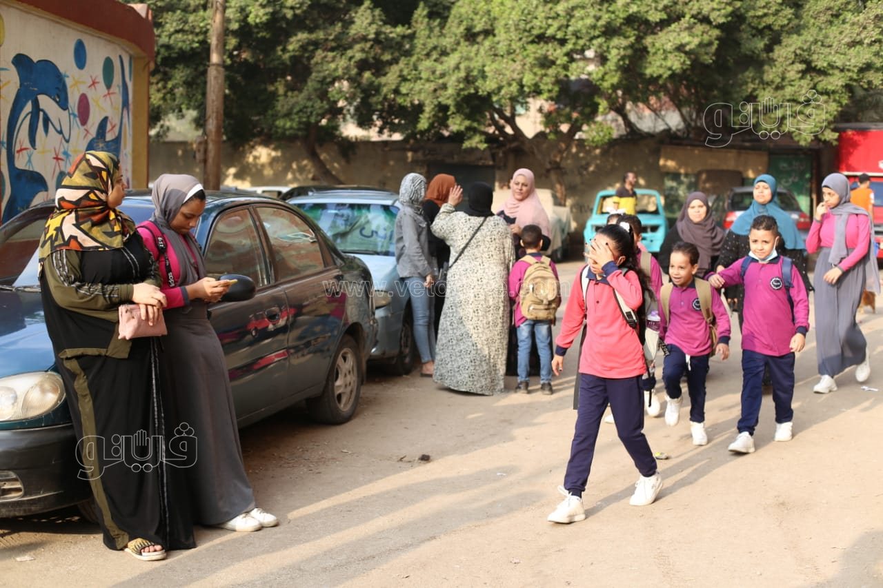 الكمامة وقياس الحرارة.. إجراءات احترازية مشددة قبل دخول الطلاب للمدارس (1)
