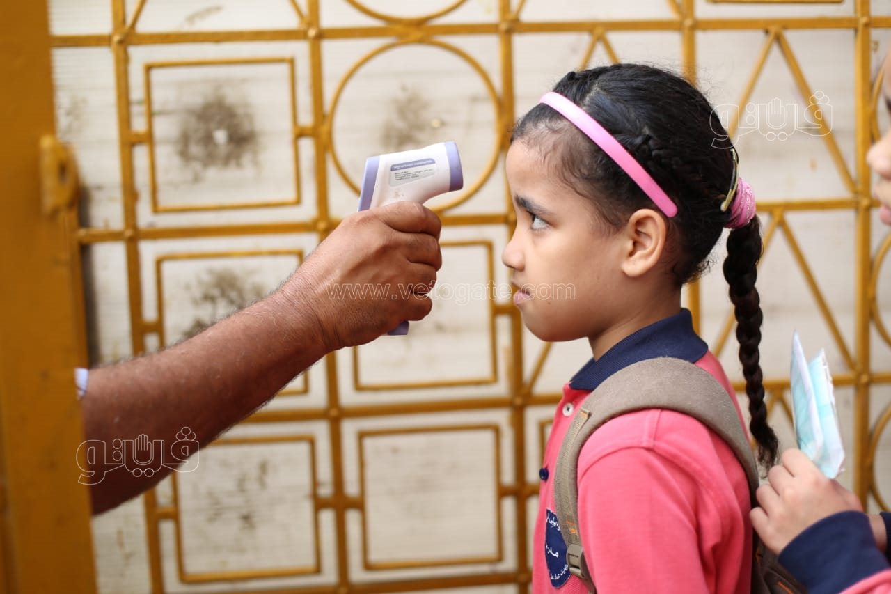 الكمامة وقياس الحرارة.. إجراءات احترازية مشددة قبل دخول الطلاب للمدارس (7)