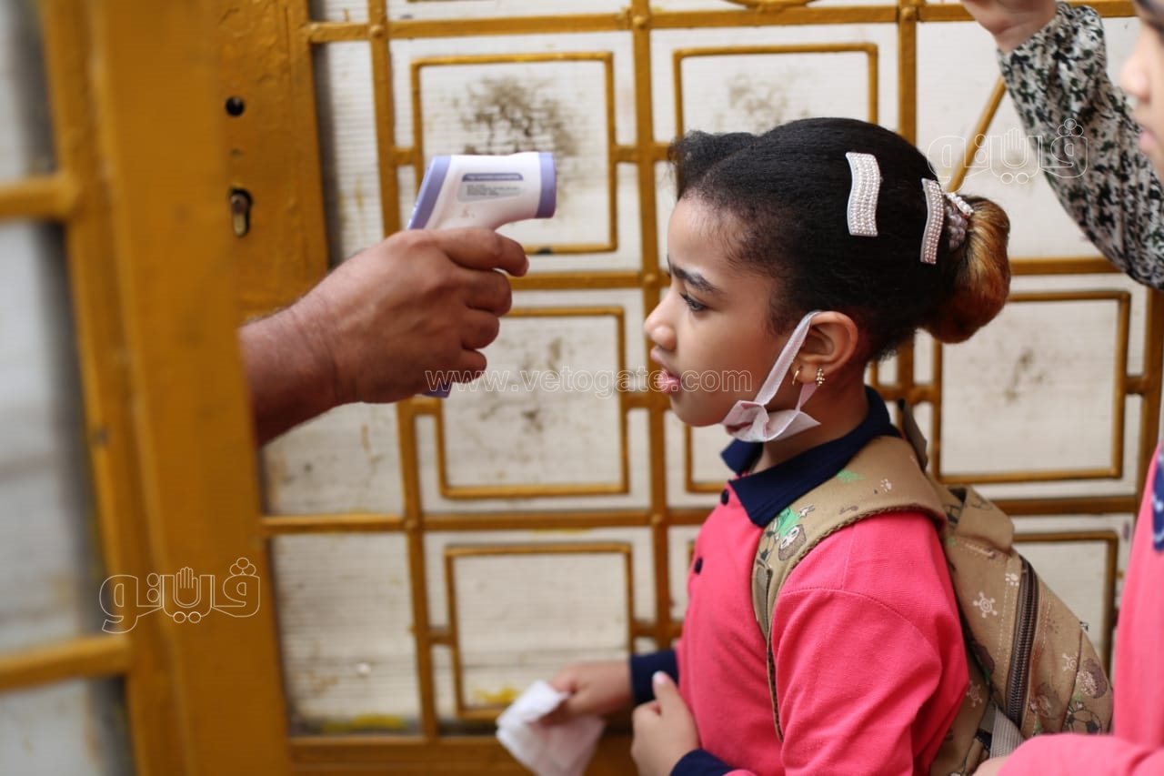 الكمامة وقياس الحرارة.. إجراءات احترازية مشددة قبل دخول الطلاب للمدارس (3)