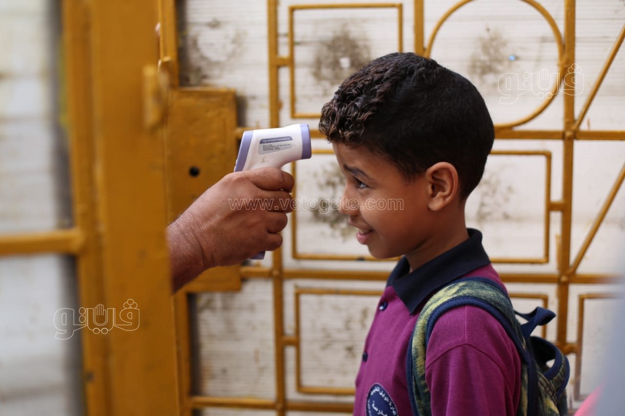 الكمامة وقياس الحرارة.. إجراءات احترازية مشددة قبل دخول الطلاب للمدارس (6)