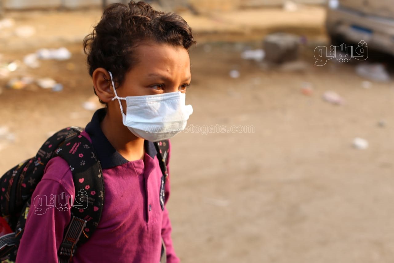 الكمامة وقياس الحرارة.. إجراءات احترازية مشددة قبل دخول الطلاب للمدارس (8)