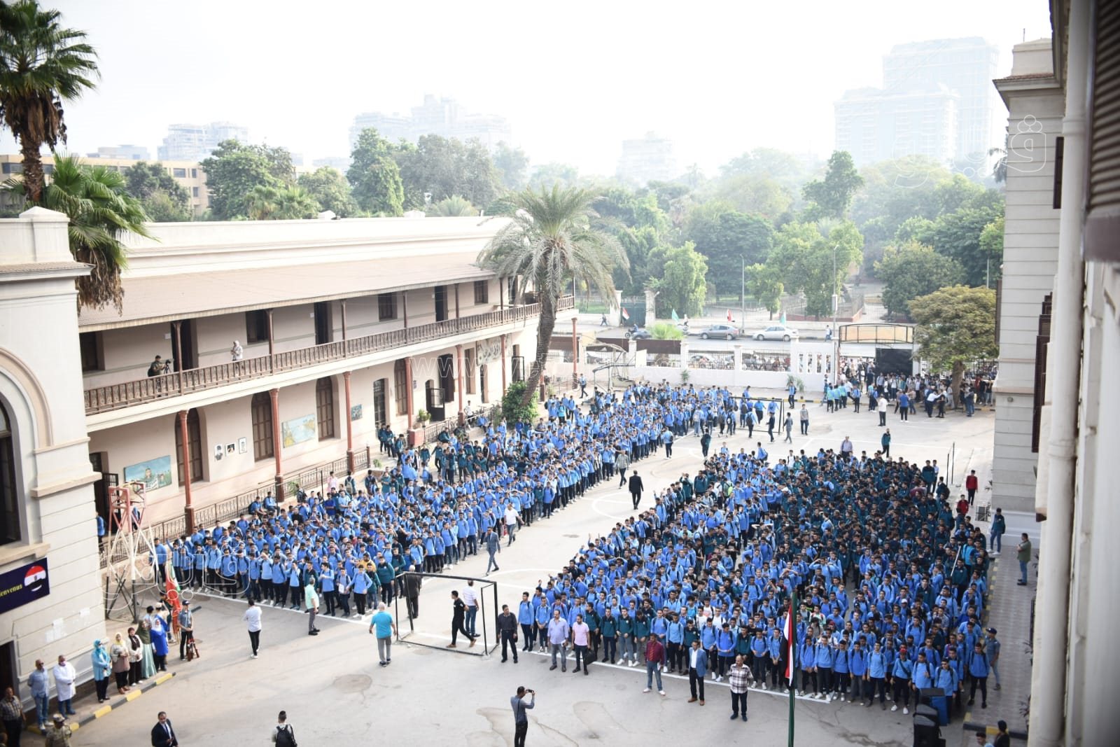 همة ونشاط.. طلاب مدرسية السعيدية يؤدون التمارين الرياضية بطابور الصباح (34)