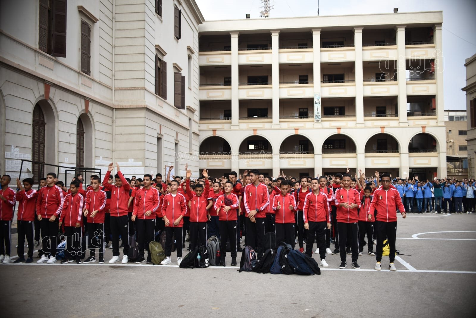 همة ونشاط.. طلاب مدرسية السعيدية يؤدون التمارين الرياضية بطابور الصباح (37)