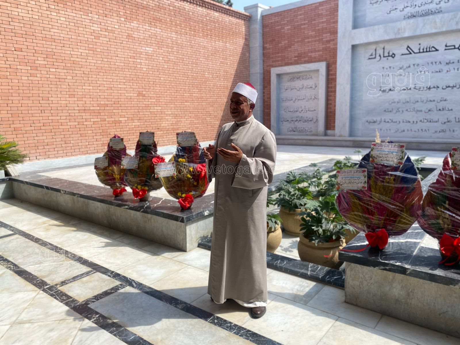  احتفال المواطنين بذكرى نصر أكتوبر أمام قبر مبارك (2)