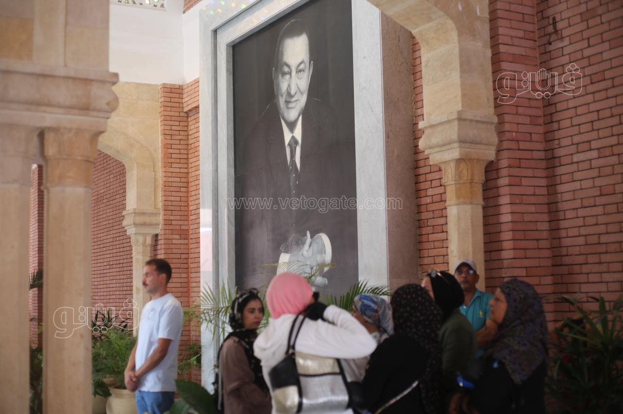  احتفال المواطنين بذكرى نصر أكتوبر أمام قبر مبارك (3)