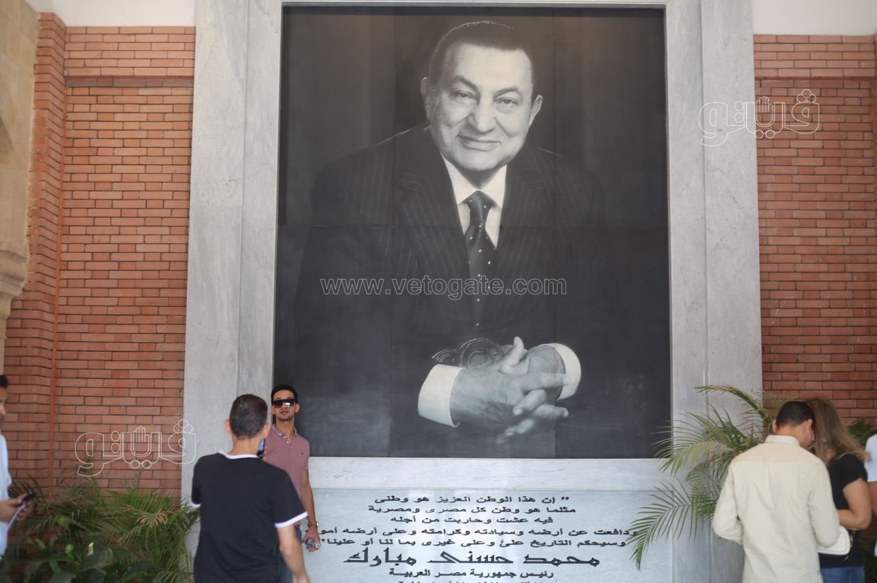  احتفال المواطنين بذكرى نصر أكتوبر أمام قبر مبارك (4)