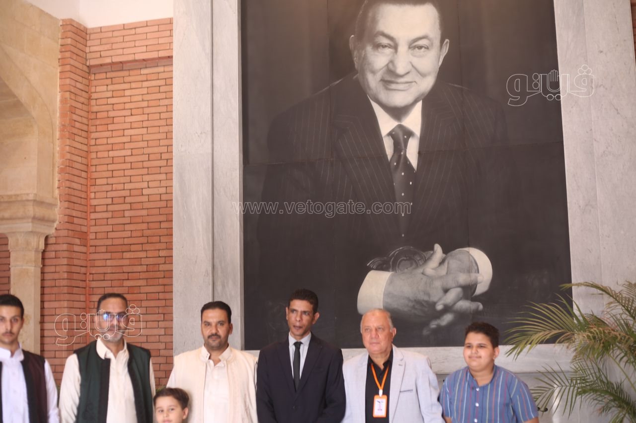  احتفال المواطنين بذكرى نصر أكتوبر أمام قبر مبارك (5)