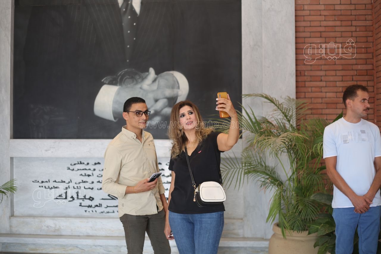  احتفال المواطنين بذكرى نصر أكتوبر أمام قبر مبارك (6)